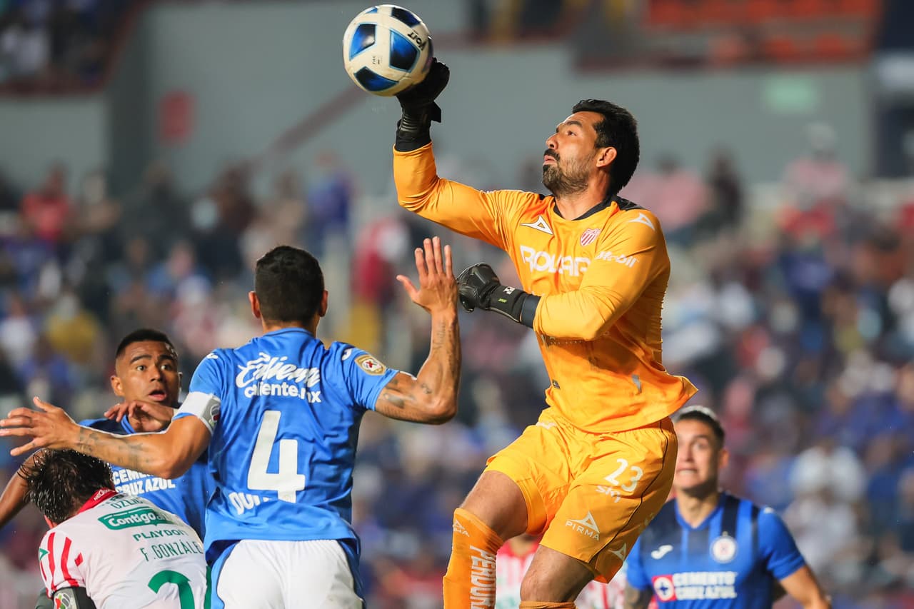 Édgar Hernández, arquero de Necaxa, se convertiría en factor en los primeros minutos del segundo tiempo gracias a sus reflejos.