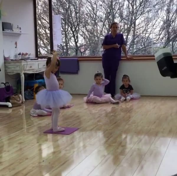 Por eso está en clases de ballet y es una de las mejores en su escuela.