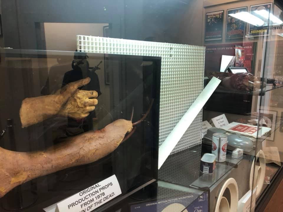 <b><a href="http://www.livingdeadmuseum.com/" target="_blank">The Living Dead Museum (Monroeville)</a></b>: El Museo de los Muertos Vivientes se encuentra en el mismo pueblo donde se filmó "La noche de los muertos vivientes". El museo presenta muchos elementos relacionados con esta película, incluidos algunos accesorios originales, al mismo tiempo que rinde homenaje a todo el género de zombis que creó la película.