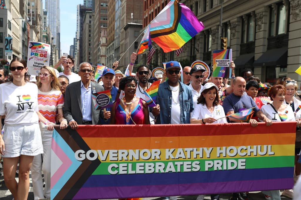 <b>La gobernadora de Nueva York, Kathy Hochul,</b> desfiló y celebró junto a la comunidad que agrupa a las personas LGBTQIA+ (Lesbianas, Gays, Bisexuales, Trans, Queer, Intersexuales y Asexuales).