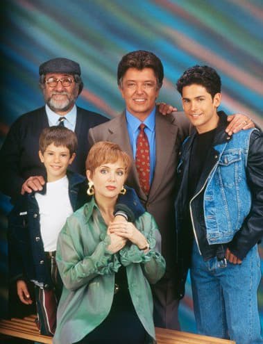 En televisión participó en exitosas telenovelas como 'El privilegio de amar', 'Agujetas de color de rosa', 'Locura de amor', 'Aventuras en el tiempo'.