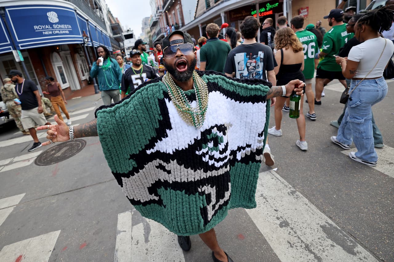 Los fanáticos de los Philadelphia Eagles y los Kansas City Chiefs caminan por Bourbon Street en el Barrio Francés antes del Super Bowl LIX.