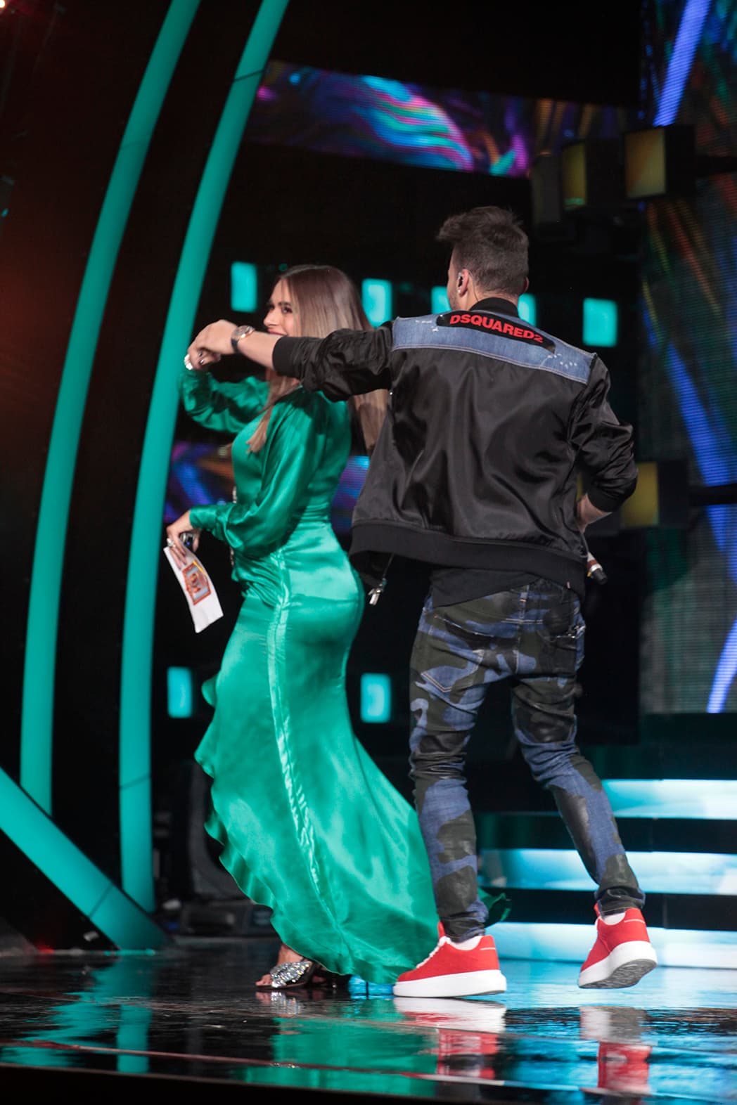 Otra vuelta que le permitió a Galilea lucir el increíble vestido que Galilea Montijo portó esta noche.