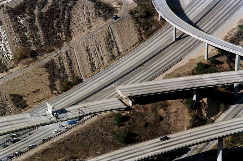 Cruce de las autopistas 5 y 14 tras el terremoto de Northridge en 1994