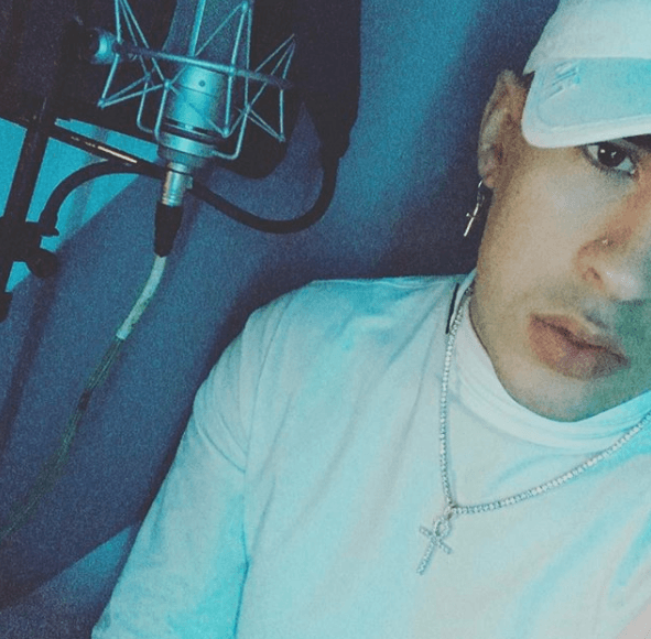 El intérprete de 'Soy peor' se ha visto involucrado en líos con algunas mujeres. A principios de 2017, se viralizó una provocativa foto de una mujer cubana que acompañaba al cantante cuando visitó una discoteca ubicada en Miami.