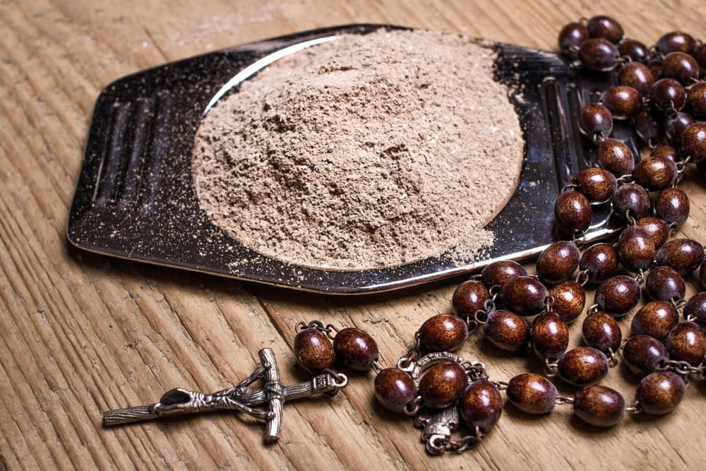 En los primeros siglos de la Iglesia Católica, aquellos que querían recibir el Sacramento de la Reconciliación el Jueves Santo, tenían primero que haber recibido ceniza en la cabeza y se presentaban ante la comunidad vestidos con un "hábito penitencial", que representaba su voluntad de convertirse.