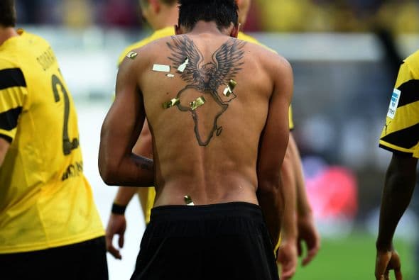 El delantero gabonés Pierre-Emerick Aubameyang celebra tras el partido de fútbol alemán entre el Dortmund y el Bayern Munich.