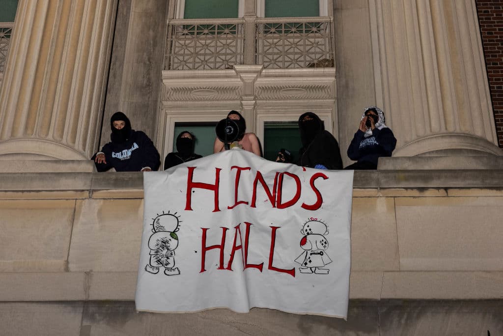 Estudiantes despliegan una pancarta en la fachada del edificio ocupado, rebautizándolo como 'Hind Hall'.