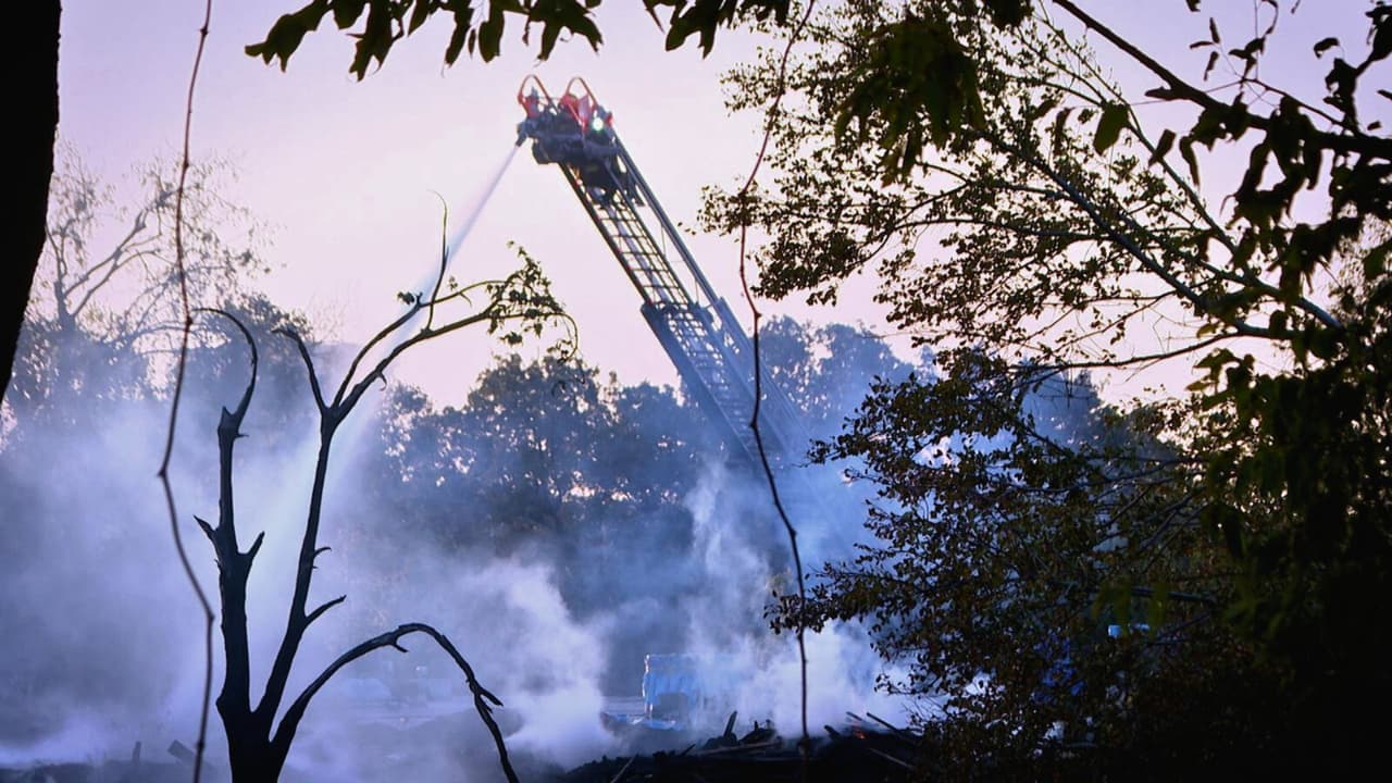Los fuertes vientos en la zona facilitaron
<b>la propagación del incendio a las estructuras cercanas</b>. Ante la magnitud del fuego,
<b>se elevó la respuesta a tres alarmas, lo que movilizó a unos 70 bomberos</b>. Las llamas se extendieron a al menos seis edificios comerciales y una estación de transferencia cercana.