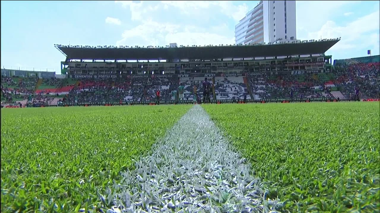 Arranca el partido y la pelota está en juego.
