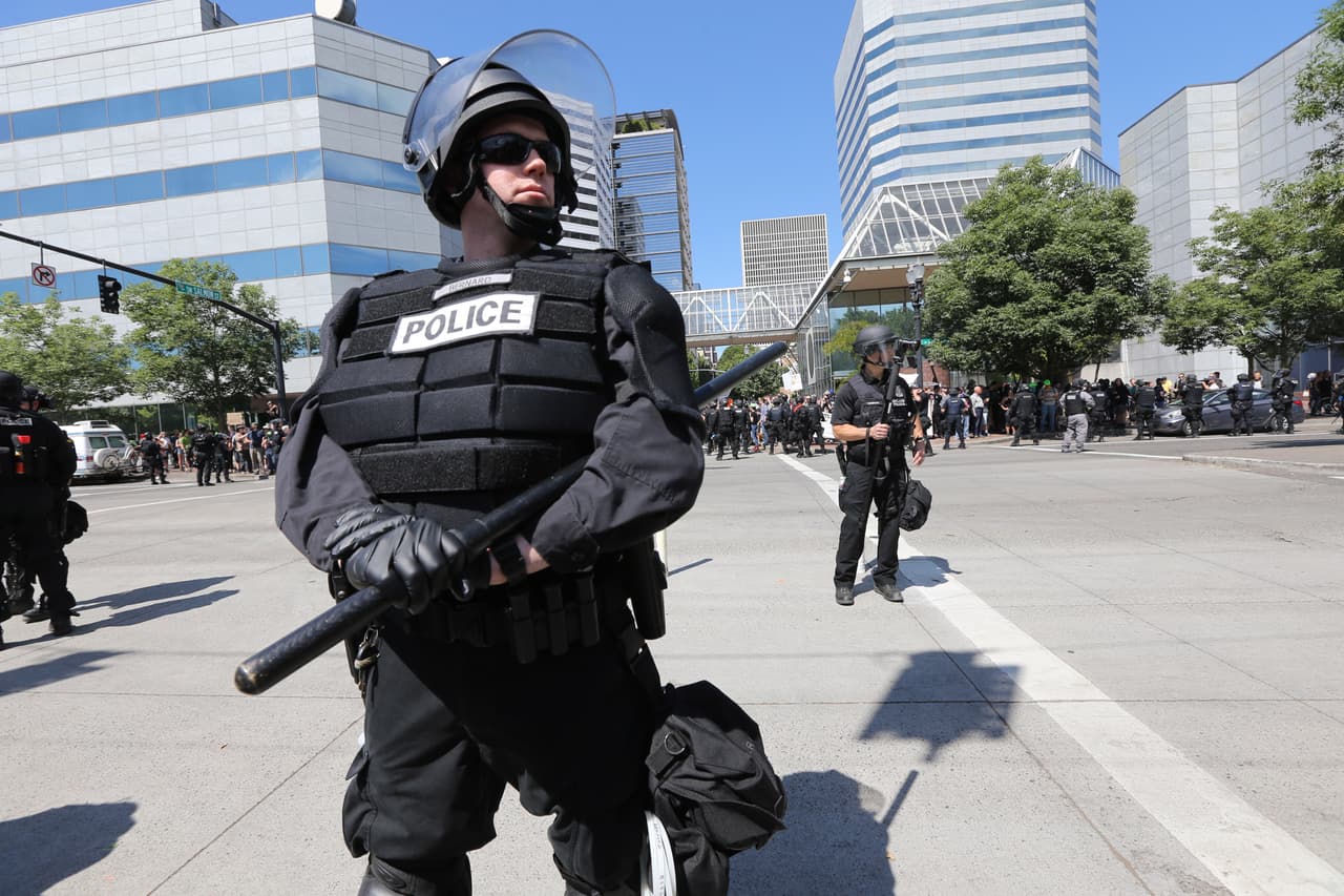 La policía logró separar los dos bandos en dos barricadas diferentes, sin embargo, algunos objetos como piedras y botellas han sido lanzadas a la fuerza pública, por lo que ordenó que se despejara el área.