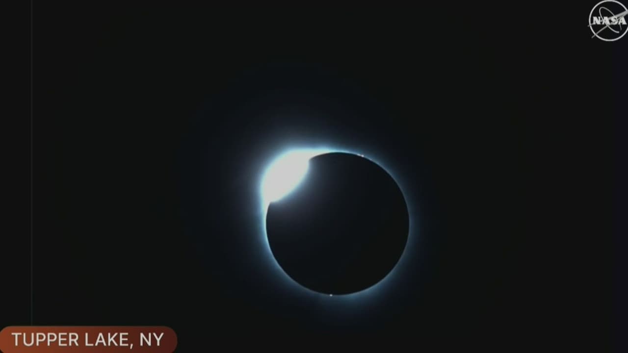 El sol se cubrió en un 90% de su totalidad, a las 3:30 de la tarde, dándole a los neoyorquinos una experiencia inolvidable.
<b>La NASA se mantuvo atenta a esta imagen desde Tupper Lake</b>.