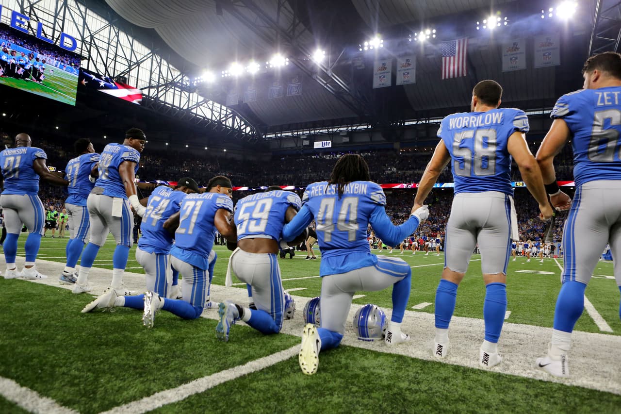 Miembros de los Detroit Lions de rodillas durante el himno nacional al inicio del juego contra los Atlanta Falcons, en Detroit, Michigan.
<br>