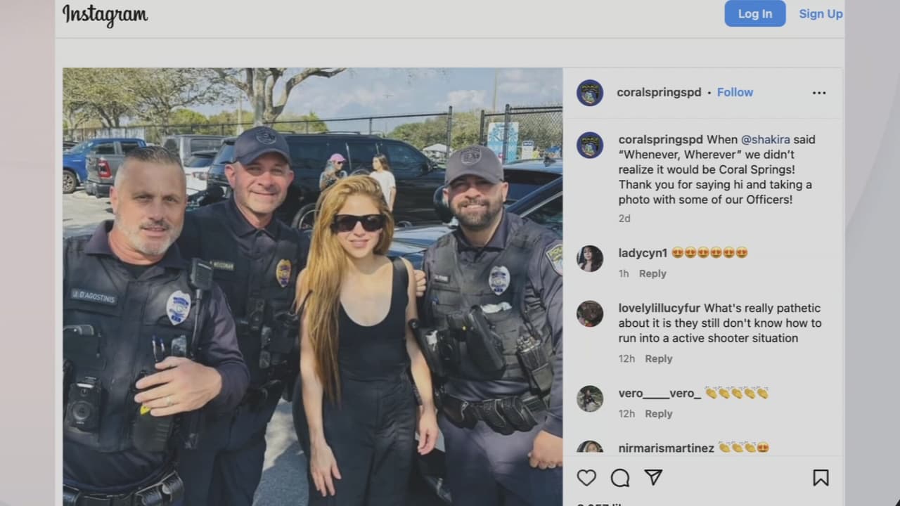Shakira se toma una foto con oficiales de la policía de Coral Springs