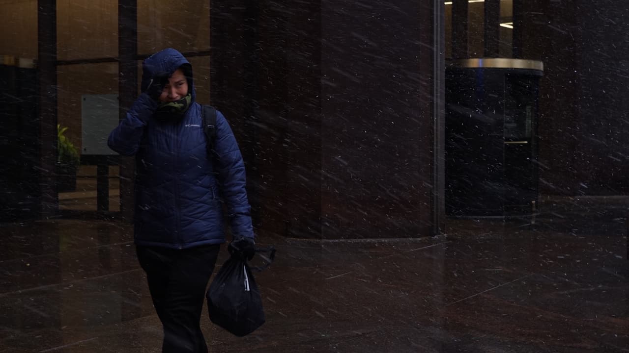 Caminos inundados, nieve, frío intenso y vuelos cancelados: Así han impactado las condiciones del tiempo a la ciudad de Chicago