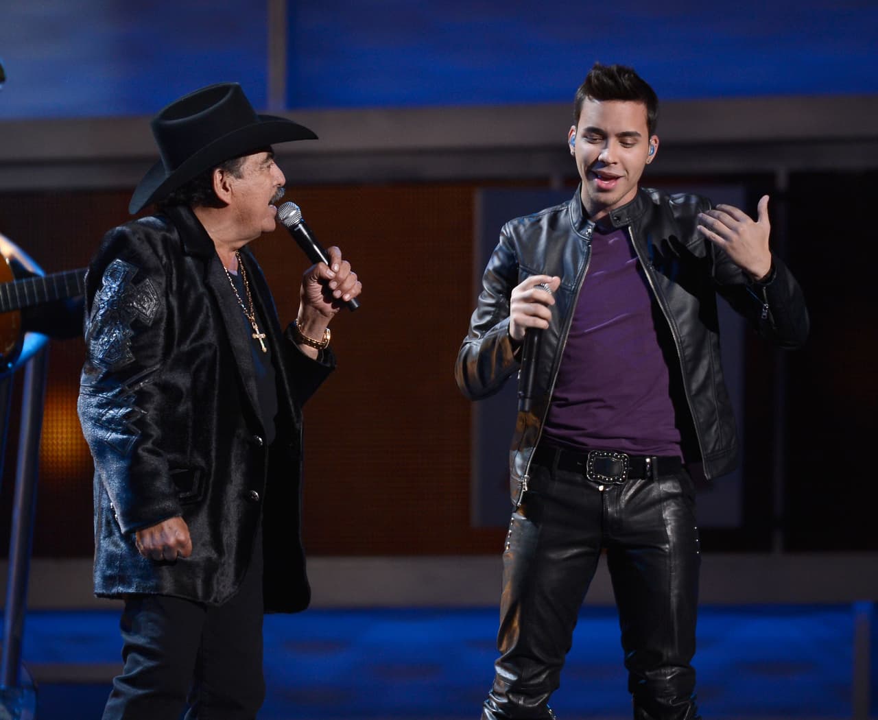 <h2><b>2012, PRINCE ROYCE Y JOAN SEBASTIAN.-</b></h2>
<b> </b>Uno de los duetos más emotivos en la historia de esta entrega es el que hicieron Prince Royce junto a Joan Sebastian, juntos llenaron de romanticismo y bachata el escenario con el tema 'Incondicional'.