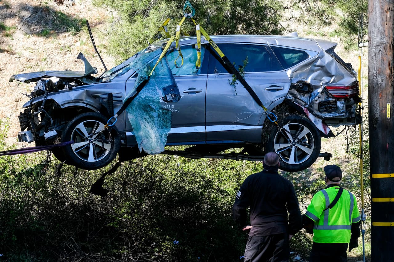 <b>Toda la parte delantera del coche quedó destruida</b>. Varias piezas del vehículo se habían desprendido y estaban a un lado.