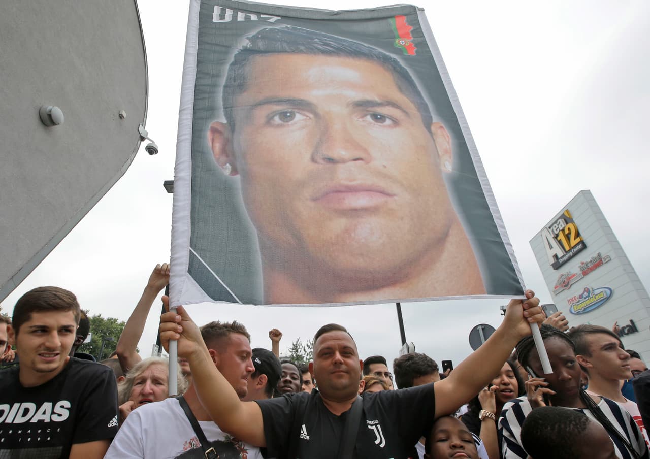 En la zona hay decenas de policías y equipos de seguridad para contener el entusiasmo de la hinchada del Juventus, que lleva días en euforia total por la llegada de Ronaldo.