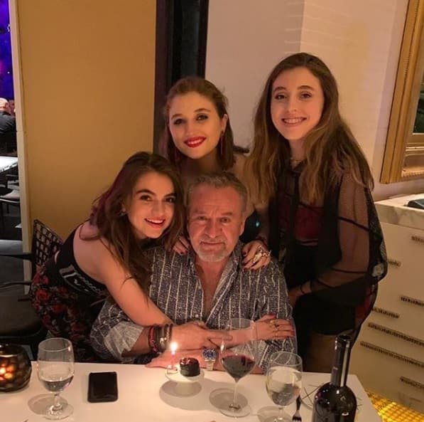 “Para nada. Mis papás tienen una gran comunicación porque hay tres niñas de por medio, que somos Regina, Fernanda y yo, entonces, tienen una gran comunicación”, aseguró en entrevista.