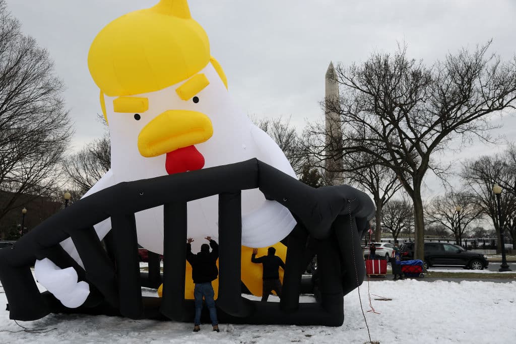 Se ofrecieron botones con frases como #MeToo y “Love trumps hate,” además de banderas del evento por $10.
<br>