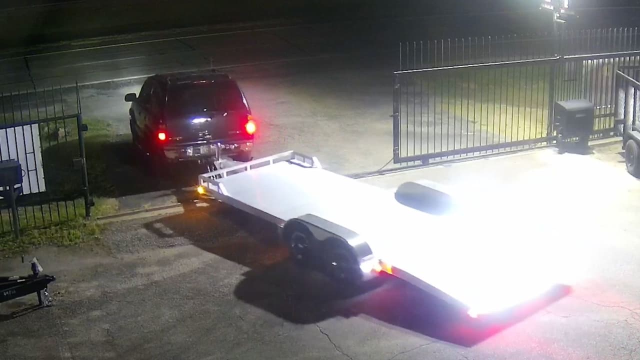 En el video, se observa cómo la camioneta sale del lugar con el remolque enganchado.