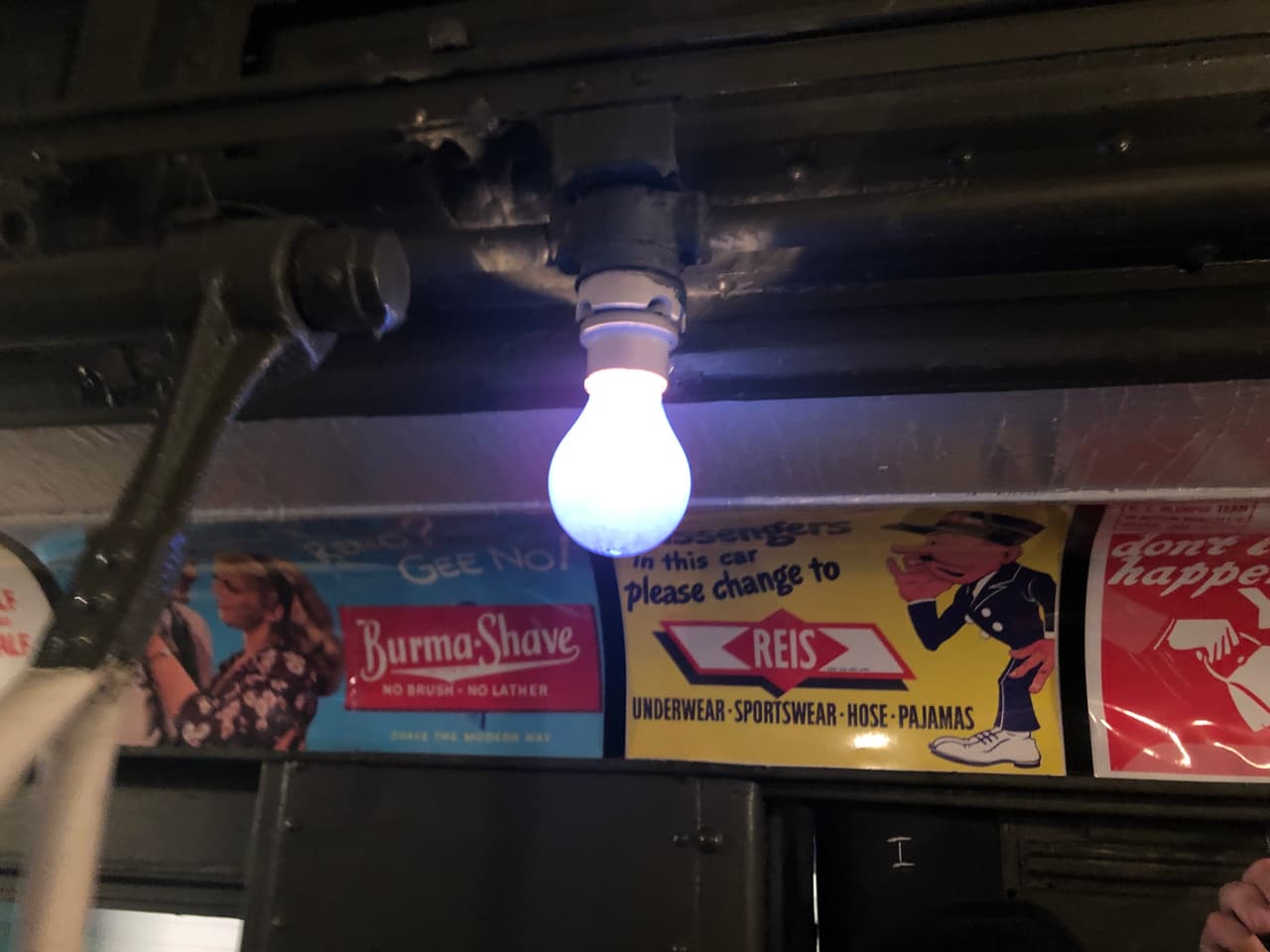 Los trenes de ese entonces no contaban con aire acondicionado, así que las ventanas iban abiertas durante todo el viaje. También estaban alumbradas con focos regulares que se apagaban esporádicamente cuando había turbulencia.