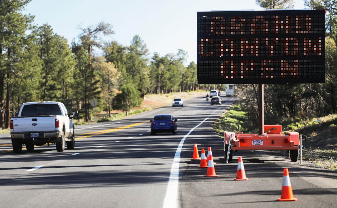 El Parque Nacional del Gran Cañón recibió cientos de visitantes este fin de semana festivo.