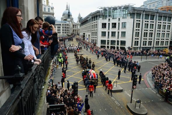 Cientos de personas se agolparon desde primera hora del miércoles en los puntos más atractivos por los que transitaría el cortejo fúnebre y en especial ante la catedral de San Pablo, en la que más de dos mil 300 invitados tuvieron el privilegio de asistir a la ceremonia.