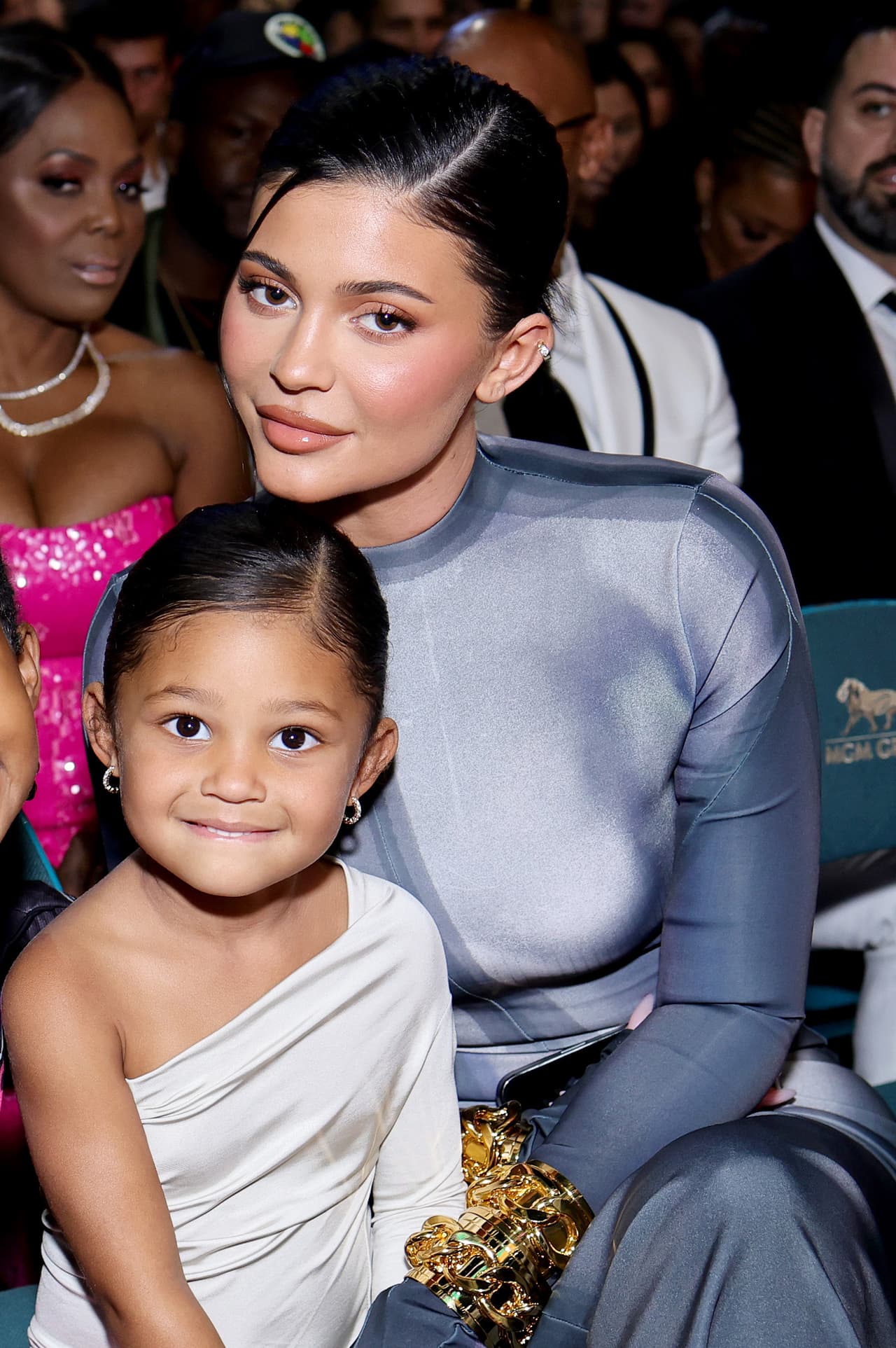 Stormi Webster, de 4 años, protagonizó de manera involuntaria la entrega de galardones a la música en la que participó su papá, el rapero Travis Scott. Junto a su madre Kylie Jenner brilló como lo ha hecho en sus contadas apariciones públicas.
