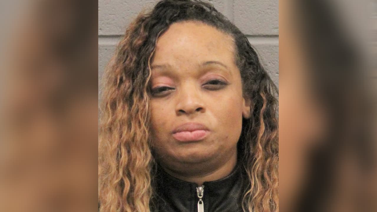 Las autoridades identificaron a la sospechosa como Lavillia Spry, de 40 años, quien se presume conducía bajo efectos del alcohol.