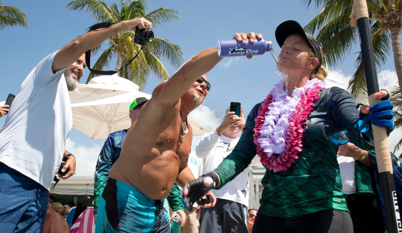 Al llegar a Key West, fue recibida por familiares y amigos con aplausos y vitoreos. Burgess enviará su hazaña al Récord Guinness para que certifiquen su logro.