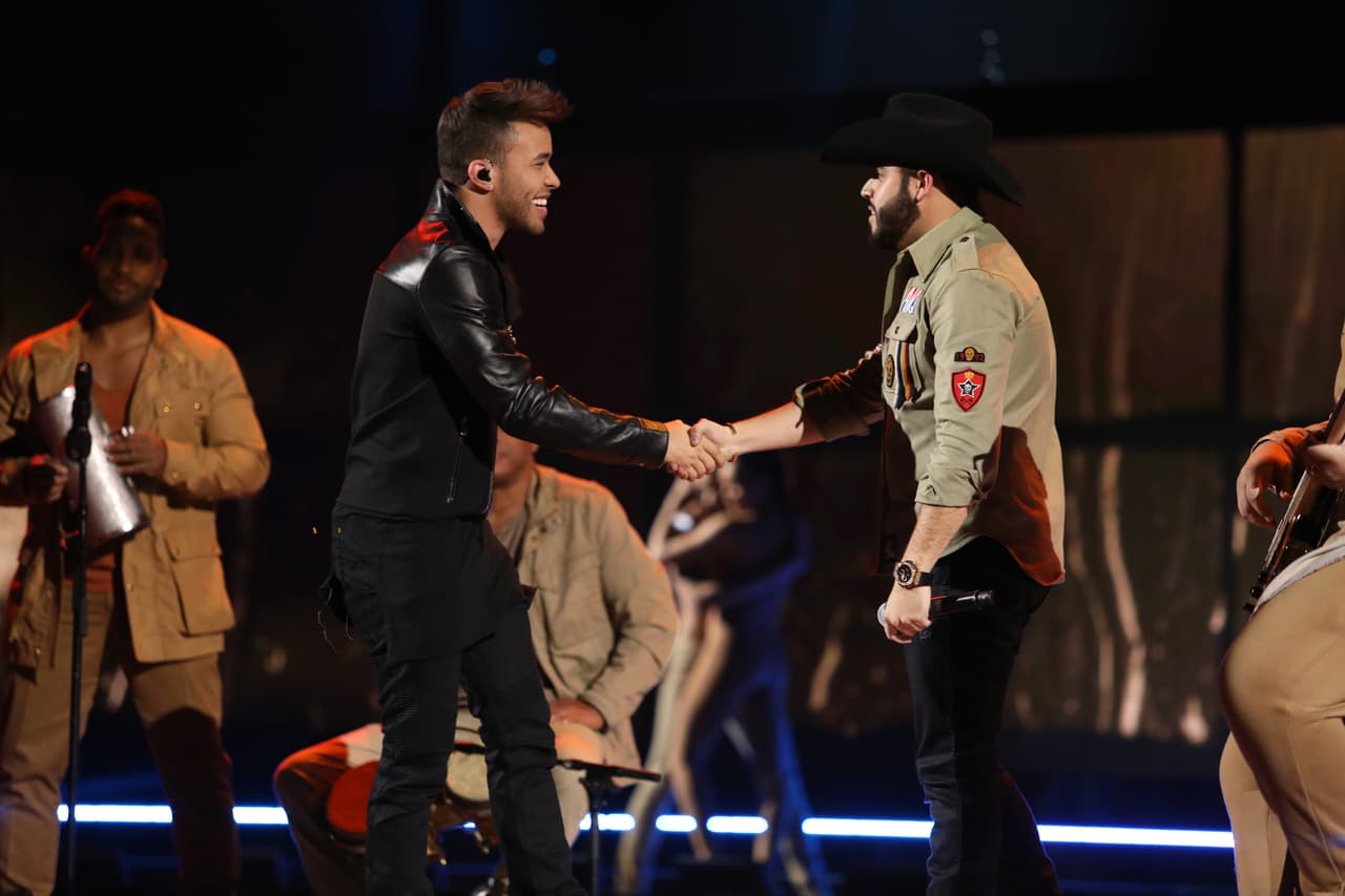 Ellos deleitaron a todos los presentes con el tema "Moneda". Gerardo Ortíz obtuvo una nominación por el premio al Artista Regional Masculino del Año, mientras que Prince Royce se coronó como el Artista Tropical del Año.