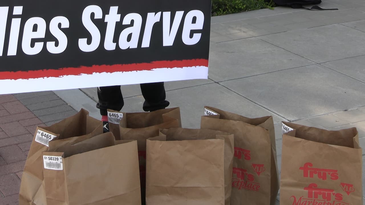 Decenas de personas protestan frente a la oficina de la senadora Martha McSally.