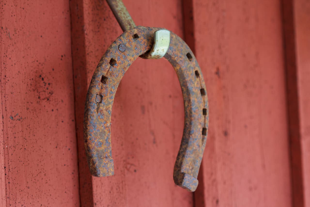 <b>Herradura</b>
<br>Este amuleto se utiliza para ahuyentar el mal de ojo. La superstición creció de la mano de la leyenda de un herrero llamado San Dunstan, quien después se convirtió en arzobispo de Canterbury.