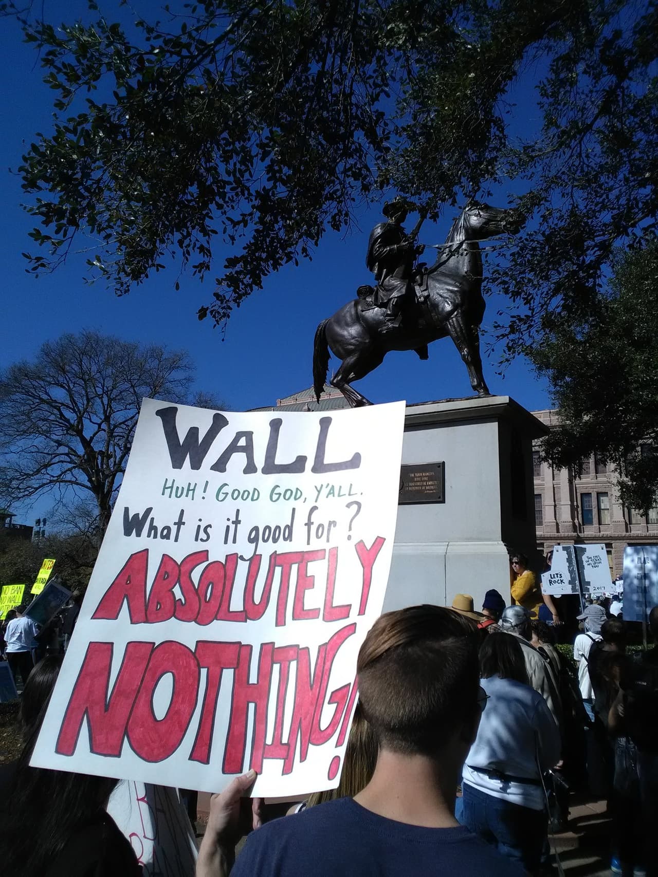Un asistente se inspiró en la canción “War (What Is It Good For?)” de Edwin Starr para escribir el mensaje: “¡Muro! ¡Por Dios! ¿Para qué sirve? ¡Para absolutamente nada!”
<br>
