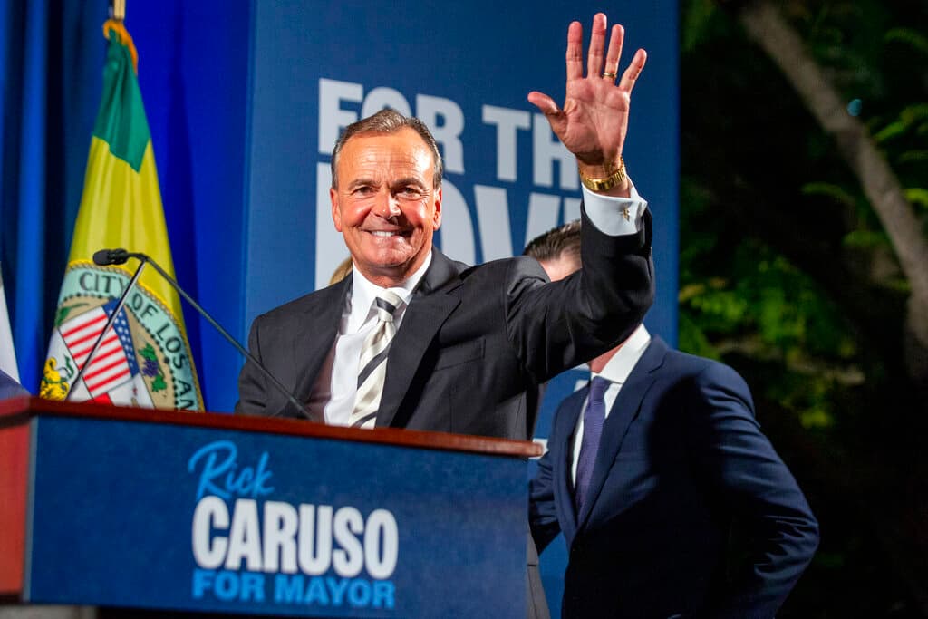 El multimillonario Rick Caruso, demócrata centrista, disputará en noviembre la alcaldía de Los Ángeles.