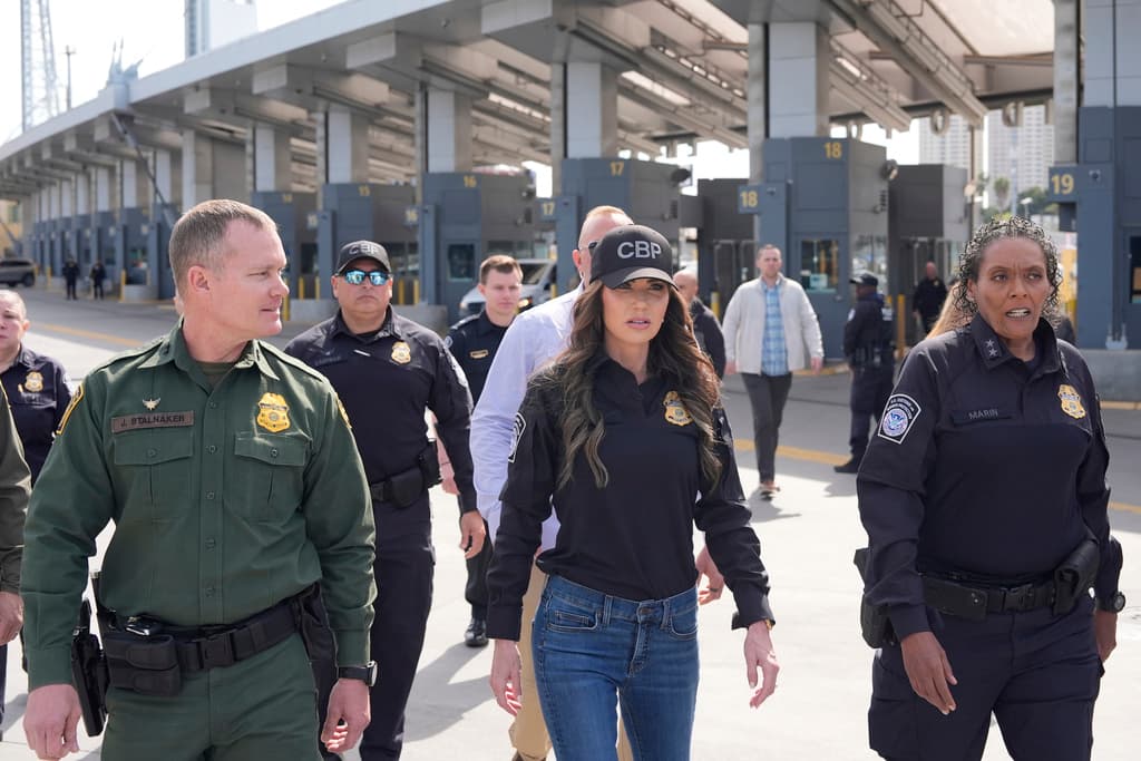 La Secretaria de Seguridad Nacional, al centro, declaró que
<b>los cruces de inmigrantes</b> se han reducido dramáticamente. En una entrevista exclusiva con
<b>NewsNation</b> dijo que
<b>el descenso en los cruces ilegales es de 95%</b>.