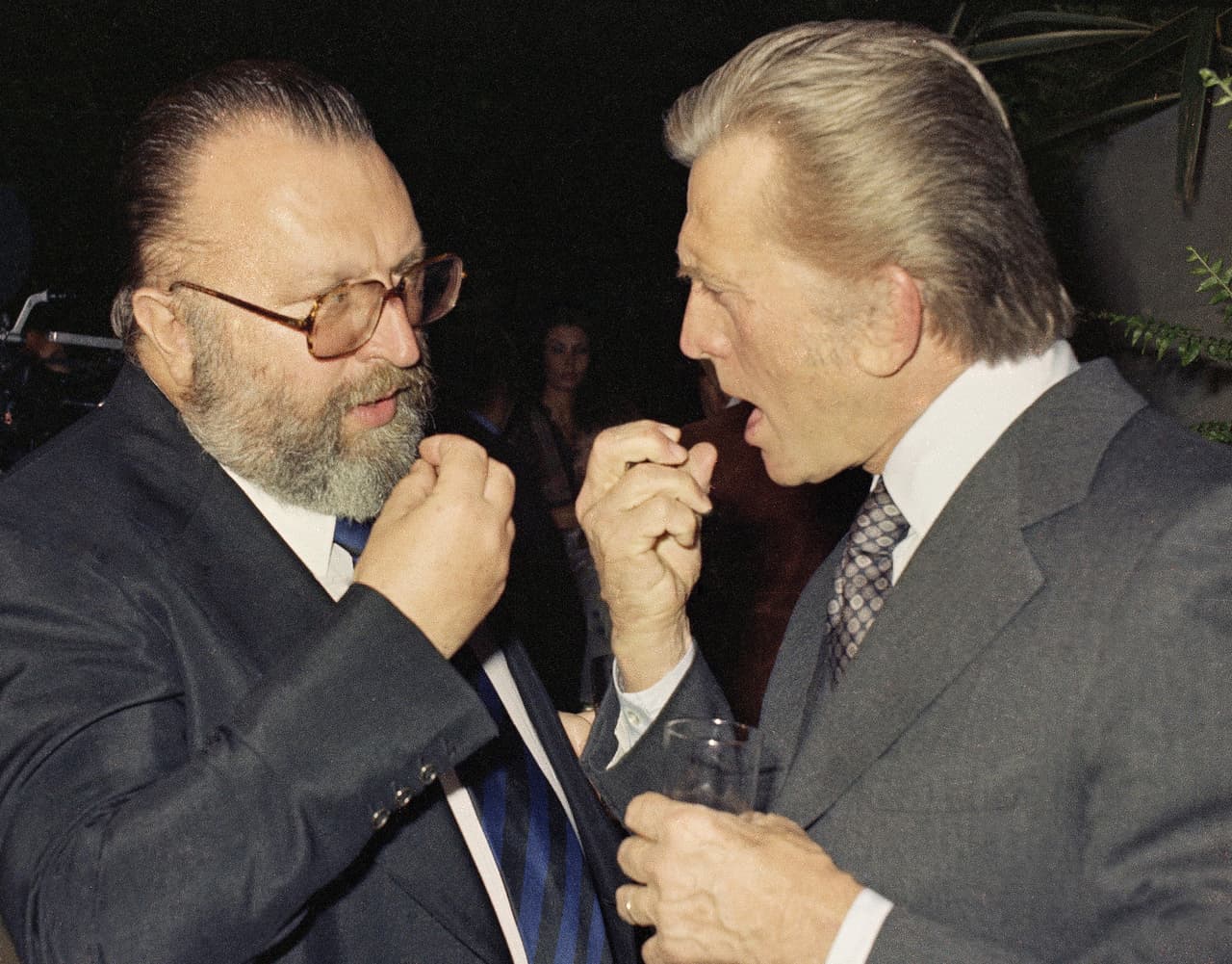 En esta imagen se le ve junto al director italiano Sergio Leone, en una fiesta en homenaje al director de cine Frank Capra en Italia.
