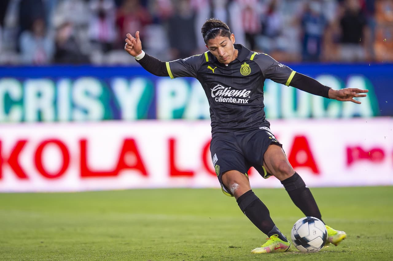 El Pachuca consiguió su segunda victoria del torneo tras vencer por 2-1 a las Chivas. Los Tuzos aprovecharon un grave error del 'Tiba' Sepúlveda y Raúl Gudiño para marcar el segundo tanto después de que Víctor Guzman hiciera el primero. Los rojiblancos reaccionaron con un gol de Ángel Zaldívar por la vía del penal, pero no fue suficiente.