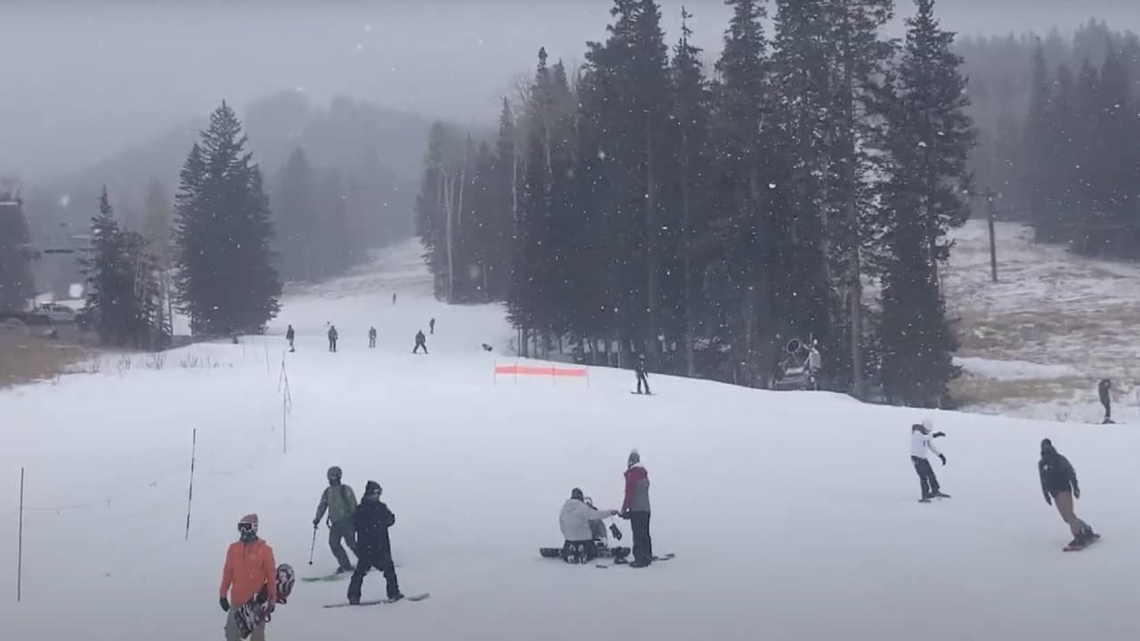 <b><a href="https://www.univision.com/local/arizona-ktvw/arizona-snowbowl-reabrira-para-la-temporada-de-esqui-2020-21">Estas son las nuevas reglas:</a></b>
<br>
<b> </b>-Se requerirán mascarillas.
<br> -El acceso a los espacios como los restaurantes y baños del resort, serán limitados.
<br> -El acceso a Arizona Snowbowl puede estar limitado durante las horas pico, como los fines de semana o feriados.
<br>