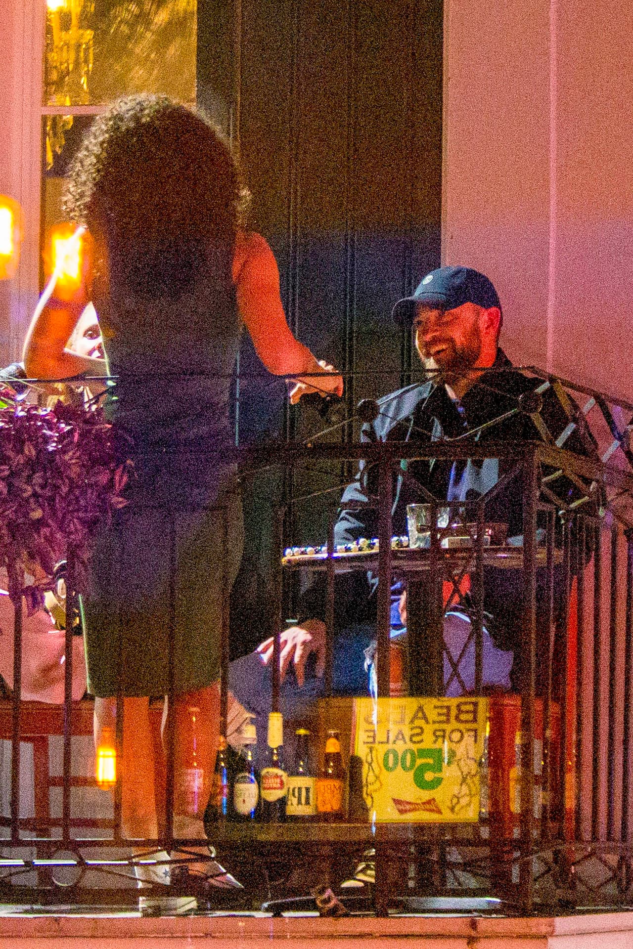 Los actores fueron fotografiados por los paparazzi cuando se encontraban bebiendo en un balcón tomados de la mano, logrando despertar los rumores de un posible romance entre ambos.