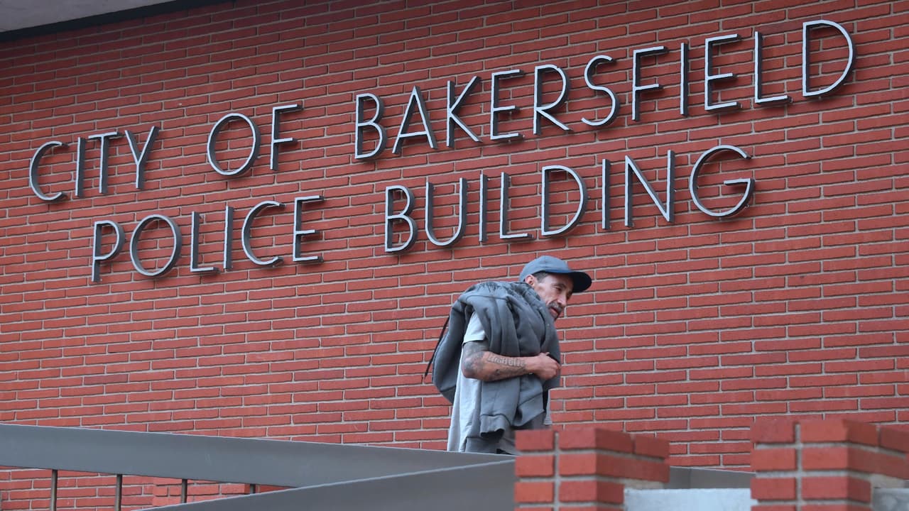 Grupos comunitarios piden creación de junta de supervisión para la policía de Bakersfield