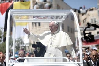El Papa Francisco recorre las calles de Belén a bordo del papa móvil.