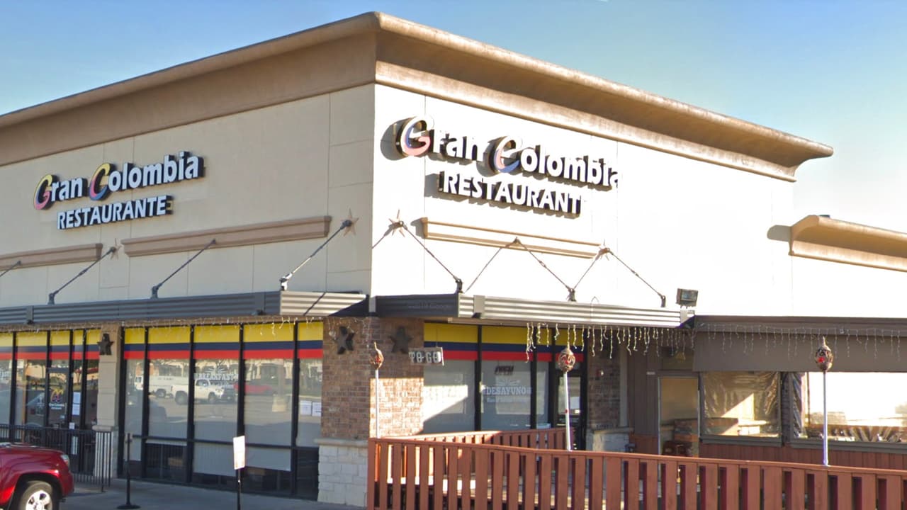 <b>Gran Colombia Restaurante: </b>Tiene 99 revisiones y una calificación promedio de 
<b>cuatro estrellas. </b>Está ubicado en el 5700 del Hwy 6. "¡Las empanadas de carne son la bomba!, escribió Cathy S., de Houston.