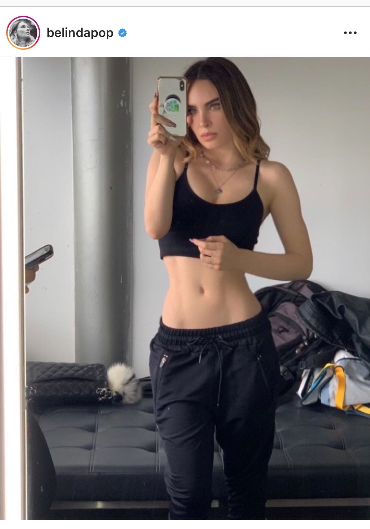 Otro piropo que se ganó Belinda por parte del cantante fue gracias 
<b><a href="https://www.instagram.com/p/B0ljccsp1Ht/">a esta imagen que publicó</a></b>
<a href="https://www.instagram.com/p/B0ljccsp1Ht/"> </a>el 31 de julio, y en la que presume su marcado abdomen.