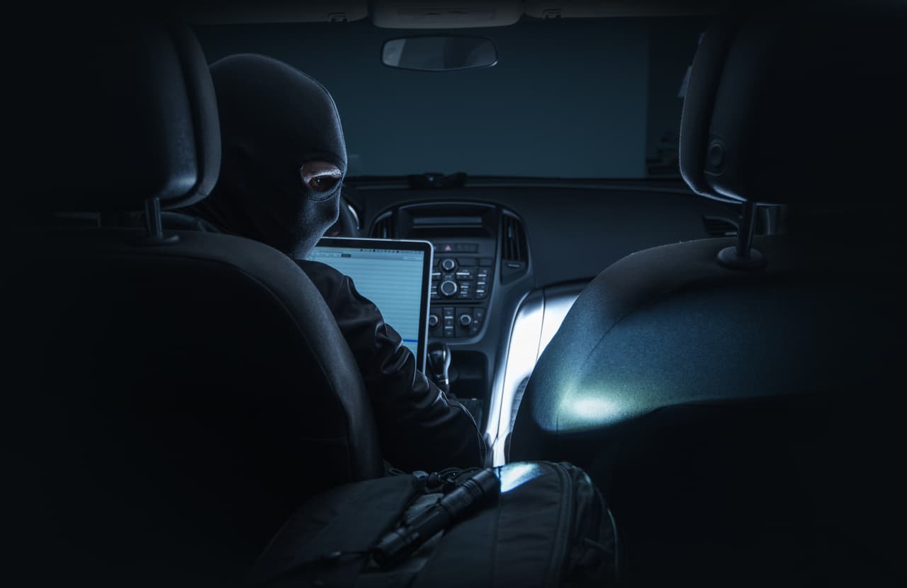 <b>¿Qué hacer si sospechas que tu auto ha sido hackeado?</b>
<br>
<br>- Revisa si hay actualizaciones para el software o un llamado a revisión para tu auto. Esta información está disponible en la página web del fabricante.
<br>
<br>- Ponte en contacto con el fabricante o concesionario autorizado y explícale por qué sospechas que tu carro ha sido vulnerado. Ellos podrían otorgarte la asistencia que necesitas.
<br>
<br>- Ponte en contacto con la Administración Nacional de Seguridad Vial de Estados Unidos (NHTSA). Esta organización tiene como tarea asegurarse que todos los fabricantes de autos cumplan con los estándares federales de seguridad.
<br>
<br>- Ponte en contacto con el FBI y específicamente presentar una queja ante el IC3, el Centro de Quejas de Delitos en Internet.