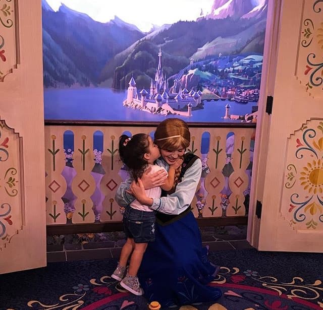 Giulietta pasó a contarle algunos secretos a Ana de 'Frozen', ¿qué le estará diciendo?