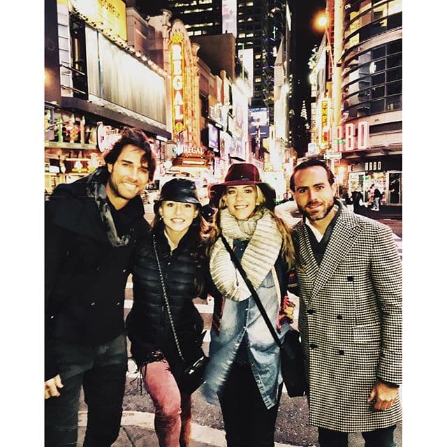 Angelique y Sebastián están de paseo por Nueva York en compañía de buenos amigos. El actor compartió una linda foto en su cuenta de Instagram y escribió "#I❤️NY #Amigos #QueBonitoEsLobonito #MomentosInolvidables #LosQueremosmucho".