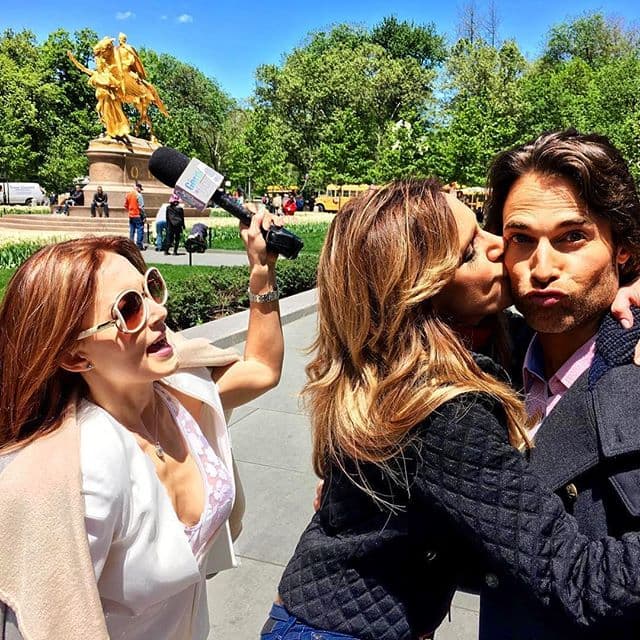 La conductora no desaprovechó el momento y le robó un beso a Rulli. Hasta le encargó el micrófono a Angelique y le dijo, con permiso.