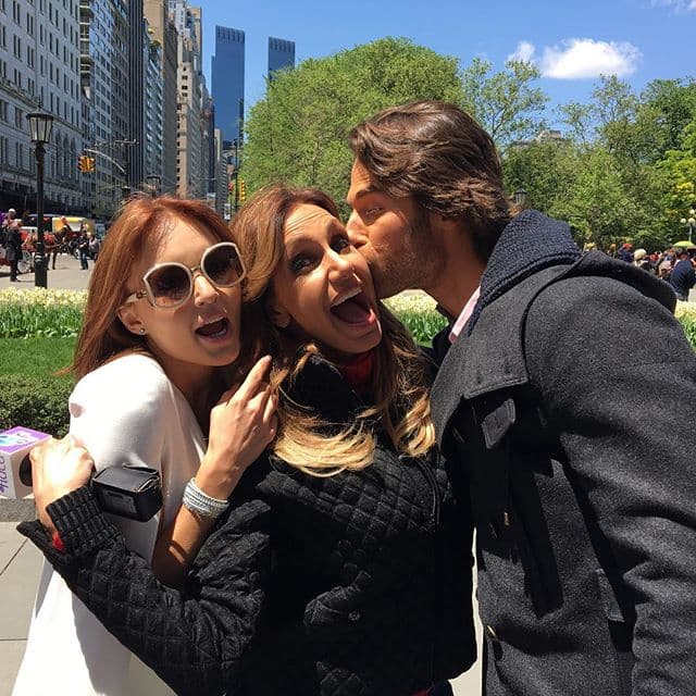 Por lo visto se la pasaron de lujo detrás de cámaras. Los vimos muy sonrientes en compañía de Lili Estefan.